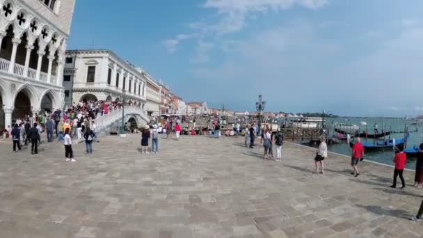 Multidão de pessoas estão caminhando ao longo do Embankment de Veneza, Itália — Vídeo de Stock