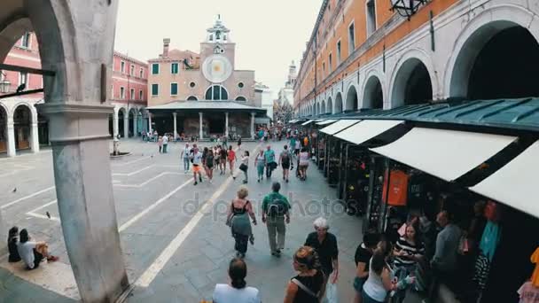 Luftaufnahme von Touristen zu Fuß entlang der engen Gassen in der Nähe von Souvenirläden von Venedig, Italien — Stockvideo
