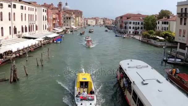 Grand Canal in Venedig, Blick von der Brücke — Stockvideo