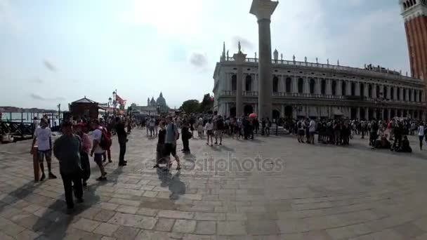 Una folla di persone cammina lungo l'Embankment di Venezia, Italia — Video Stock