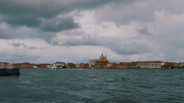 Velence Olaszország Grand Canal. Vaporettóval, víz villamos hajó vitorlák keresztül a velencei canal — Stock videók