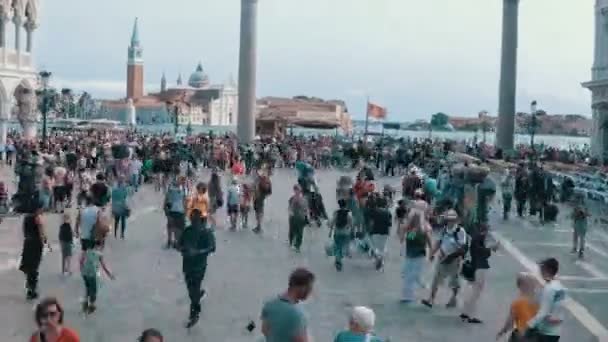 Folle di persone che camminano sulla piazza di San Marco, Venezia, Italia — Video Stock