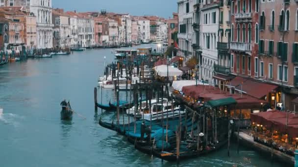 Grande Canal. Vista da Ponte Rialto. Veneza Itália . — Vídeo de Stock