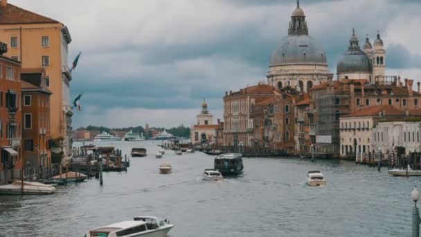 Venedik İtalya Grand Canal ulaşım yolları, köprü görünümü. — Stok video