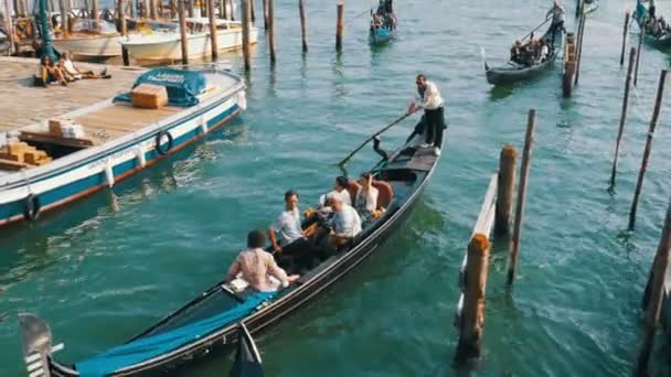 Turisté jsou plavání na gondole v benátském canal, Itálie. — Stock video