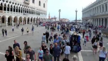 Dolly Zoom in kalabalık insanlar Meydanı, St. Mark üzerinde Venedik, İtalya