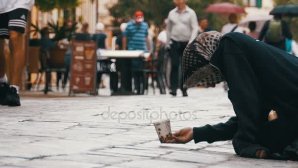 Нищая бабушка просит милостыню на улицах Венеции, Италия — стоковое видео