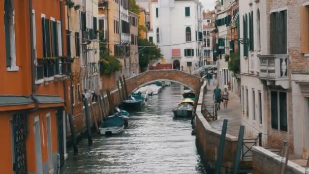 Νερό στο κανάλι της Βενετίας, Ιταλία. Στενά δρομάκια της Βενετίας. — Αρχείο Βίντεο