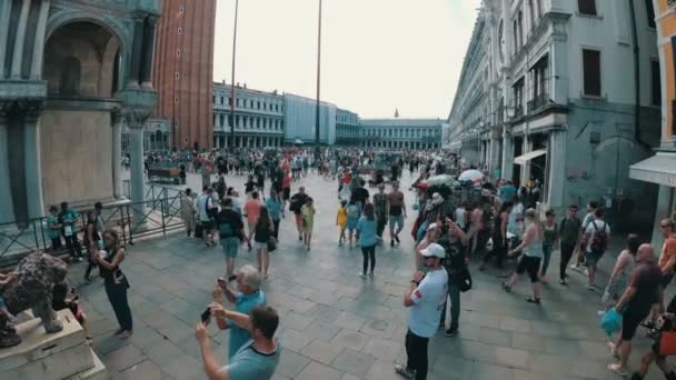 Multidão de pessoas caminhando na praça de São Marcos, Veneza, Itália — Vídeo de Stock