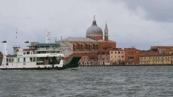 Venice Italy Grand Canal. Boats sails through the canal of Venice — Stock Video