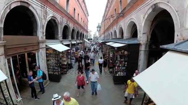 Ovanifrån av turister promenad längs den smala gator nära Souvenir butiker i Venedig, Italien — Stockvideo