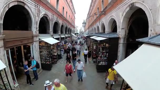 Top view of Tourists Walk Along the Narrow Streets near Souvenir Shops of Venice, Italy — Stock Video