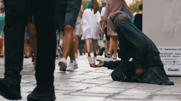 Obdachlose Bettler Großmutter bittet um Almosen in den Straßen von Venedig, Italien — Stockvideo