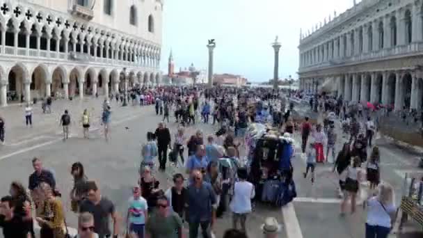 Толпа людей, идущих по площади Сан Марко, Венеция, Италия — стоковое видео