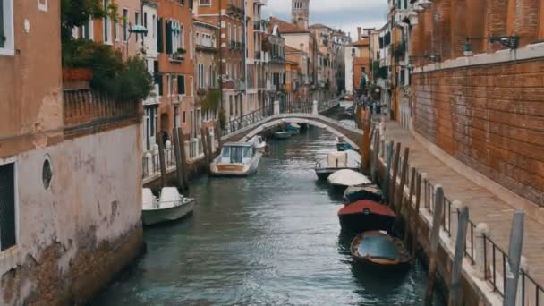 Canal da Água de Veneza, Itália. Ruas estreitas de Veneza . — Vídeo de Stock