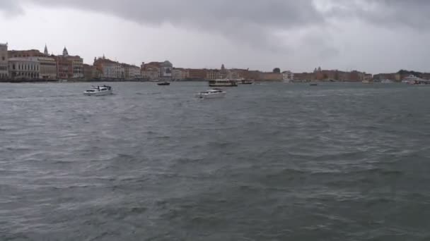 Venice Italy Grand Canal. Boats sails through the canal of Venice — Stock Video