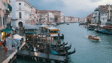 Grand Canal. Rialto Köprüsü görünümden. Venedik İtalya.