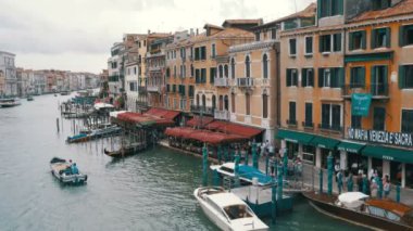 Venedik İtalya Grand Canal ulaşım yolları, Rialto Köprüsü'nden görünümü.