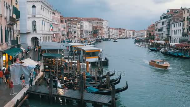 Στο μεγάλο κανάλι. Θέα από τη γέφυρα του Ριάλτο. Βενετία Ιταλία. — Αρχείο Βίντεο
