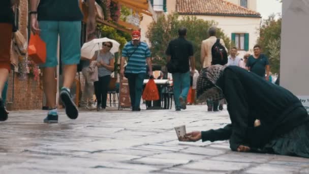 Dilenci, Venedik, İtalya sokaklarında Alms için sorar — Stok video