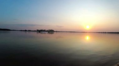 Nehir kıyısında gün batımı