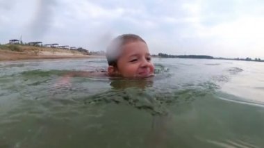 Nehirde yüzmek için çocuk öğrenir