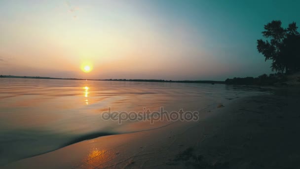 Puesta de sol en la orilla del río — Vídeos de Stock