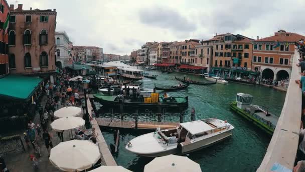 Canal Grande Venedig Italien, vy från Rialtobron. — Stockvideo