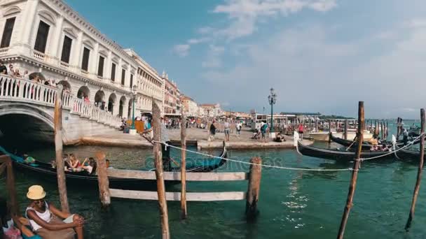 Los turistas nadan en las góndolas en el canal veneciano, Italia . — Vídeos de Stock