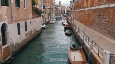 Su kanalı, Venedik, İtalya. Venedik dar sokakları.