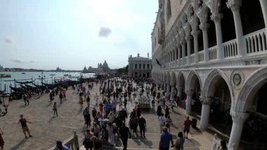 İnsan kalabalığı setin Venedik, İtalya yürüyüş