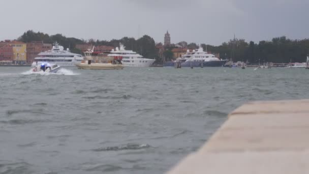 Gran Canal de Venecia Italia. Vaporetto, barco de tranvía de agua navega a través del canal de Venecia — Vídeo de stock