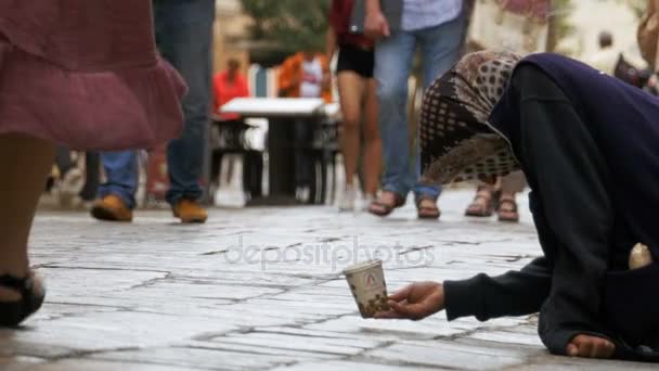 乞丐在意大利威尼斯的街道上请求施舍 — 图库视频影像