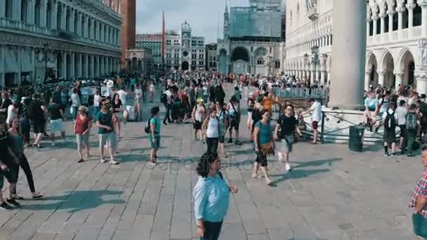 Multidão de pessoas caminhando na praça de San Marco, Veneza, Itália — Vídeo de Stock