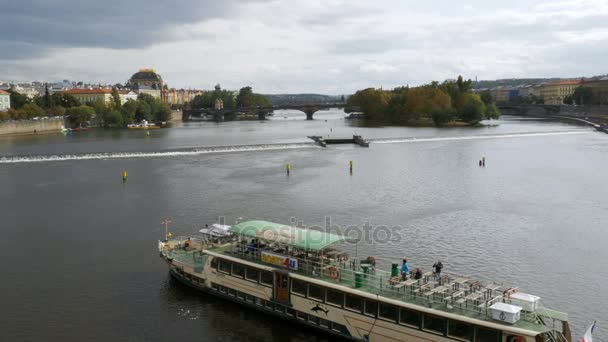 Landschapsmening van Praag Bridge en boot drijvend op de rivier Vitava — Stockvideo