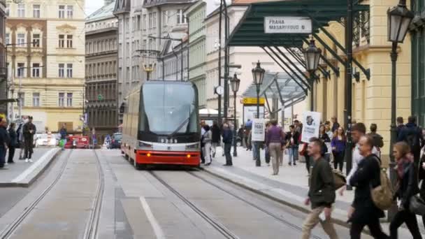 Tłum ludzi wprowadzanych z czeskim tramwaj w Old City w Republice Czeskiej, Praga — Wideo stockowe