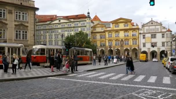 Il tram ceco attraversa la Città Vecchia della Repubblica Ceca, Praga — Video Stock