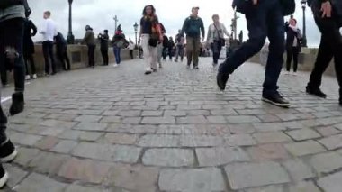 Kalabalık insan Charles Bridge, Prague, Çek Cumhuriyeti yürüyüş bacaklar