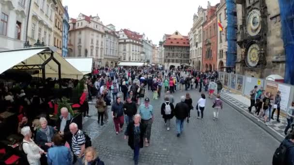 チェコ共和国のプラハの旧市街の通りを歩いている観光客の群れ — ストック動画