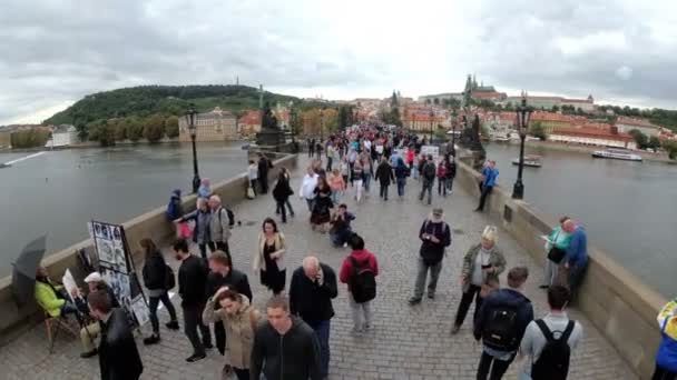 沿着查尔斯桥, 布拉格, 捷克共和国的人群 — 图库视频影像