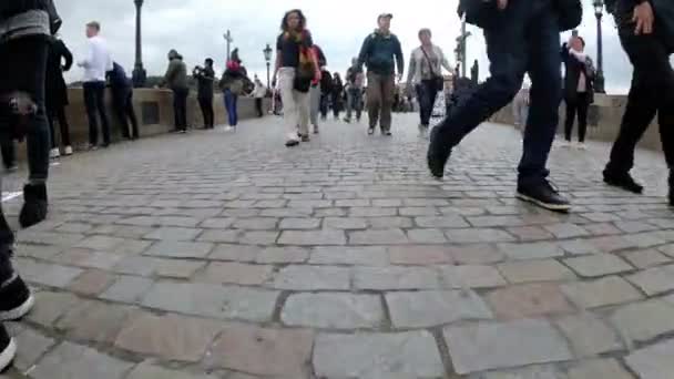 Kalabalık insan Charles Bridge, Prague, Çek Cumhuriyeti yürüyüş bacaklar — Stok video