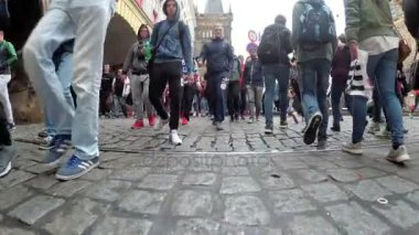 Legs-in Kişilik kalabalık bir yaya geçidi üzerinde karşıdan karşıya