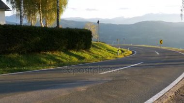 Moto Biker ile dönüş üzerinden bir dağ yolda gidiyor. Manzaralı Alp Dağları, Avusturya