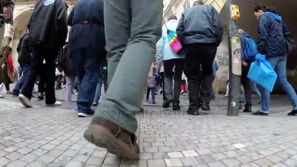 Nohy z davu lidí přes silnici na přechodu pro chodce — Stock video