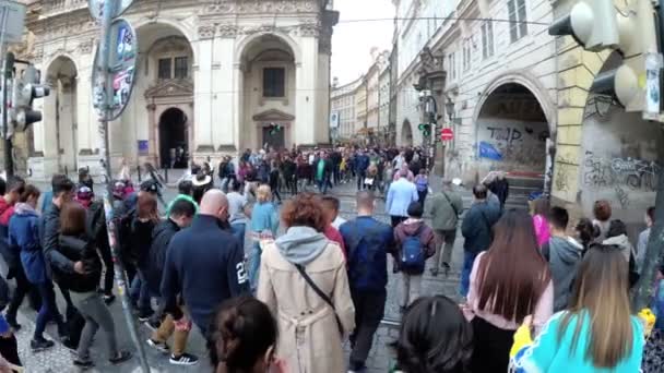 Multidão de pessoas atravessa a estrada em uma travessia de pedestres em Slow Motion — Vídeo de Stock