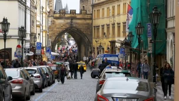 Molta gente cammina per le strade di Praga, Repubblica Ceca. Rallentatore — Video Stock