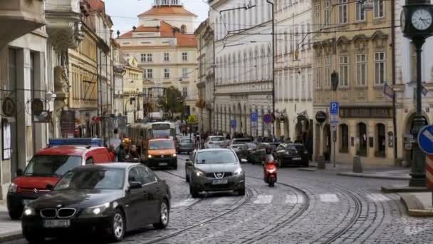 車の交通、チェコ トラム チェコ共和国、プラハの旧市街を駆け抜けます。スローモーション — ストック動画