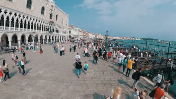 Bovenste weergave van menigte van mensen lopen langs de dijk van Venetië, Italië — Stockvideo