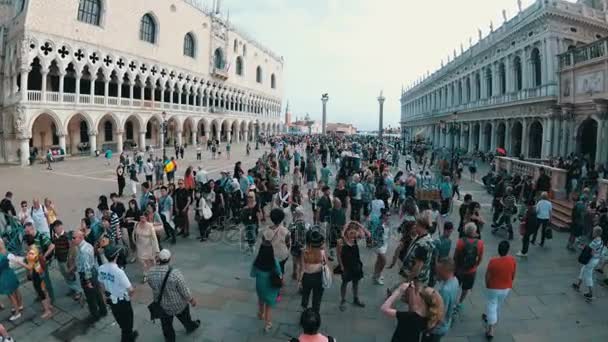 サン ・ マルコ ヴェネツィア、イタリアの広場の上を歩く人の群れ — ストック動画