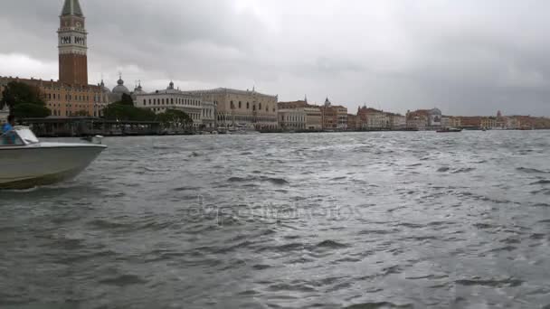 Veneza Itália Grande Canal. Vaporetto, barco de bonde de água navega através do canal de Veneza — Vídeo de Stock